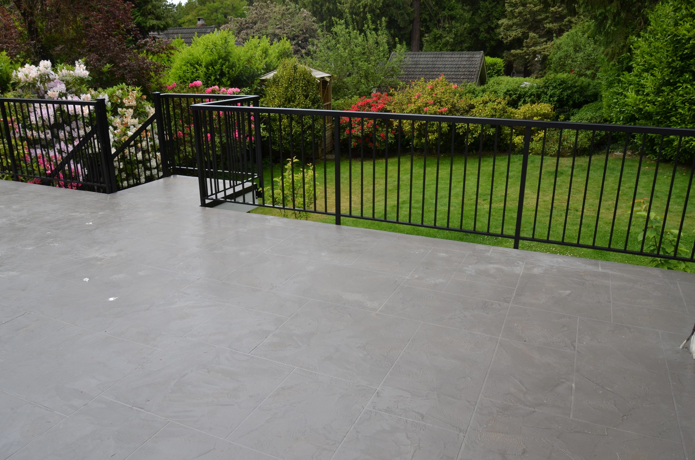 Seamless waterproofing membrane on a large outdoor deck with continuous surface